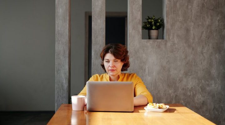 Tips on How to Look Amazing On Video Calls When Dating Online