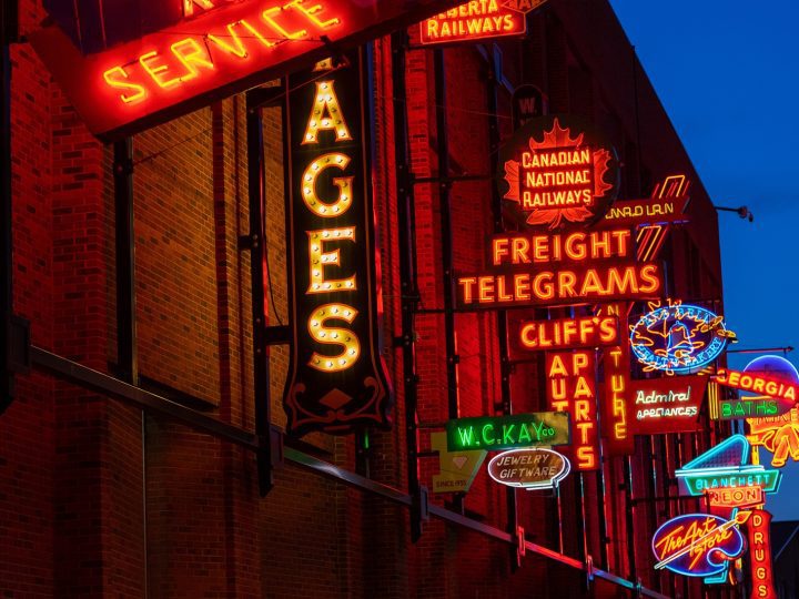 Neon Signs: 10 Ideas to Revive This Throwback Design Trend 12 Neon Signs: 10 Ideas to Revive This Throwback Design Trend