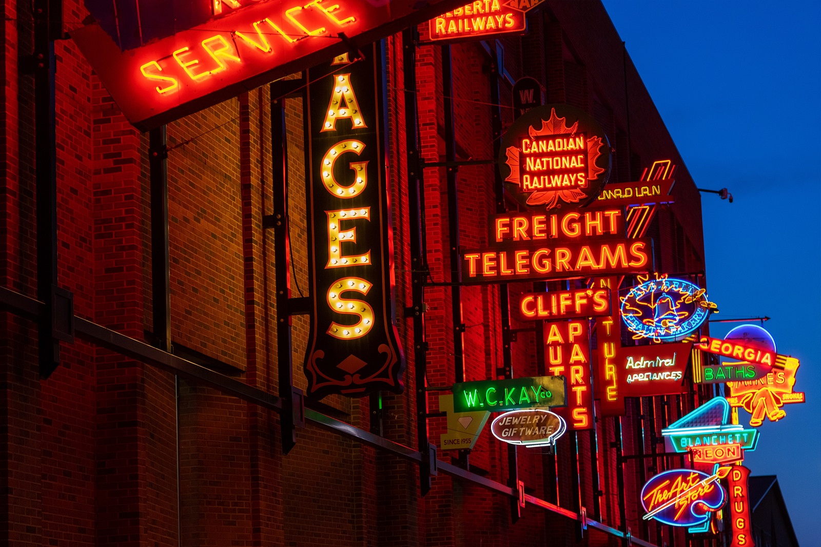 Neon Signs: 10 Ideas to Revive This Throwback Design Trend