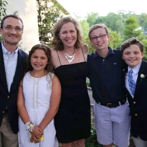 Molly Terraciano, her twin brother, older brother, and parents in a family photo. 