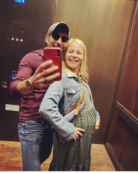 Lisa Schwartz and her husband, Jeff Galante, in her pregnancy. 