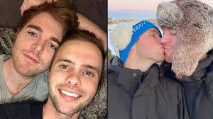 Image - Ryland Adams and his long-term boyfriend and now-husband, Shane Dawson, in a loved-up picture. 