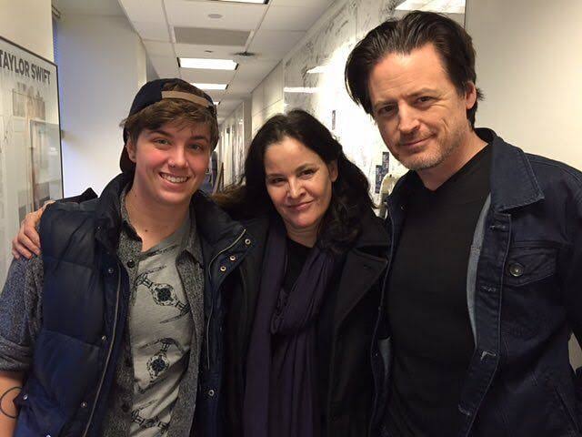 Beckett Lansbury, with her mother, Ally Sheedy, and father, David Lansbury. 