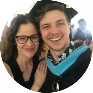 Image - Beckett Lansbury and his mom, Ally Sheedy, at his graduation. 