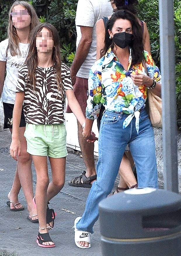 Image - Leo Encinas Cruz, with his younger sister, Luna Encinas Cruz, and mother, Penélope Cruz. 