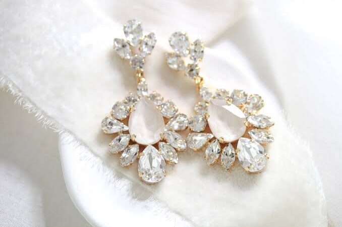 The Diamond Ear Cuff: A Stylish Twist on Classic Elegance 0 (0)