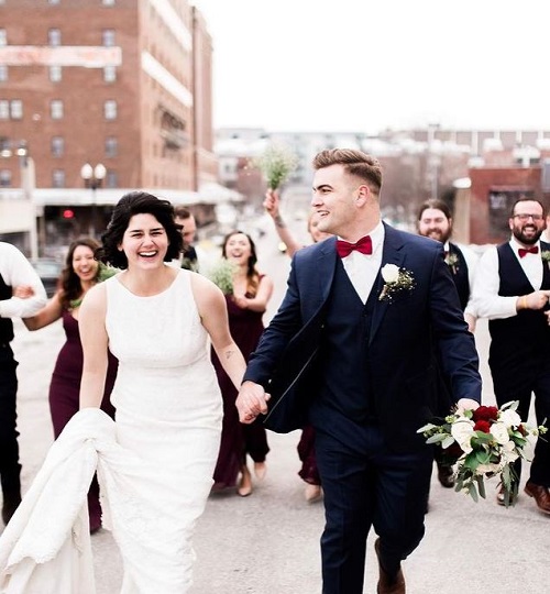 Elyse-Myers-and-her-husband-Jonas-Elyse-on-their-wedding.-