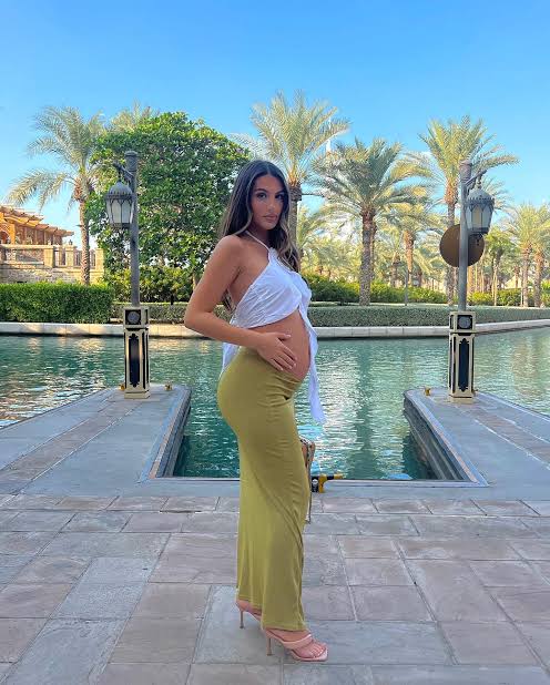 British-Instagram-star-Sophia-Peschisolido-with-her-pregnancy.-