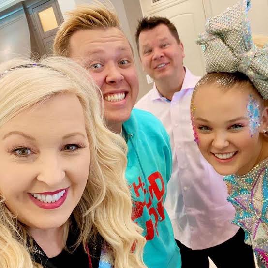 Jayden-Siwa-and-his-younger-sister-JoJo-Siwa-and-their-parents-in-a-cute-family-picture.-