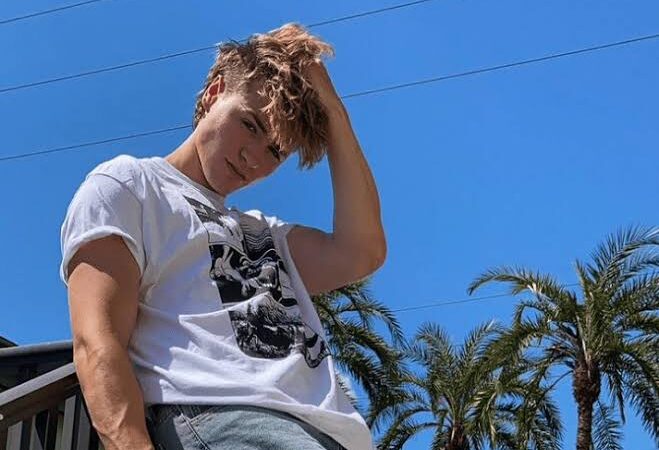 Is Lewis Kelly Married? Bio: Family, Wife, Kids, Career, Net Worth 5 (1)