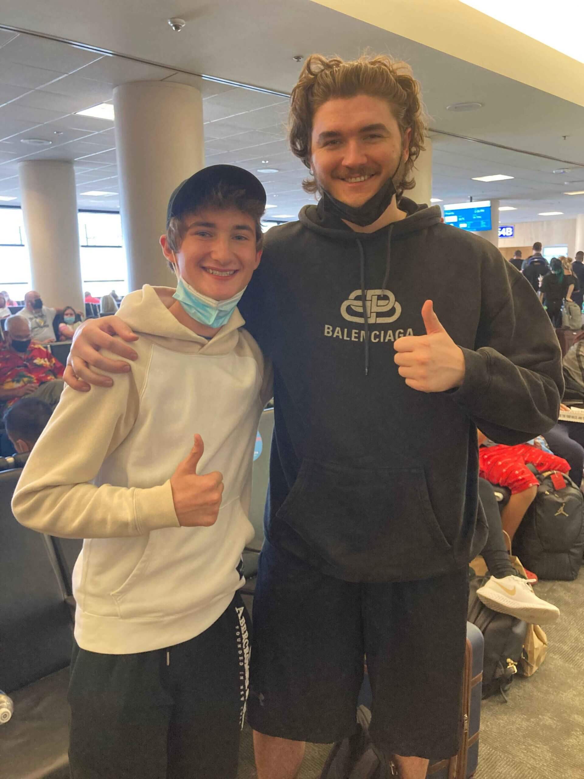 Schlatt, in a full body picture at the airport with one of his fans. 