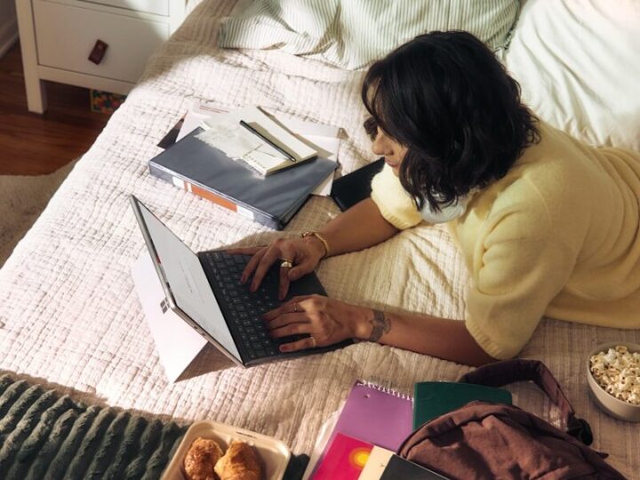 Digital Minimalism: How to Declutter Your Online Life in 30 Days